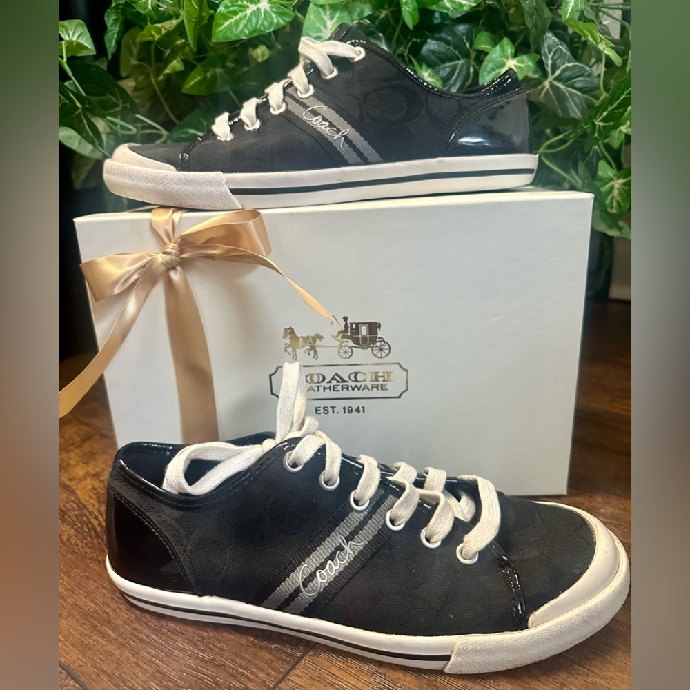 VINTAGE COACH
 Black and White Lace-Up Sneakers